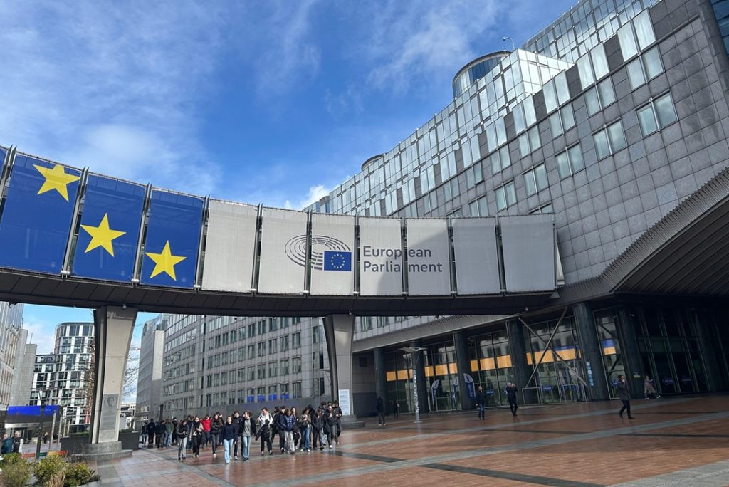 Una foto in esterna del Parlamento europeo a Bruxelles (Belgio), sede del tavolo di confronto tra i rappresentanti istituzionali di Regione Lombardia e la vicepresidente del Parlamento Europeo Antonella Sberna