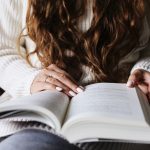 In foto una donna che legge un libro, protagonista del Consiglio direttivo di Terziario Donna – il Gruppo di Confcommercio che aderisce all’iniziativa Patto regionale per la lettura