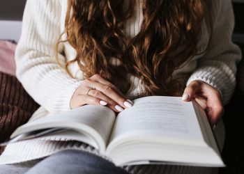 In foto una donna che legge un libro, protagonista del Consiglio direttivo di Terziario Donna – il Gruppo di Confcommercio che aderisce all’iniziativa Patto regionale per la lettura