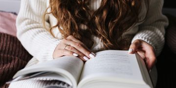 In foto una donna che legge un libro, protagonista del Consiglio direttivo di Terziario Donna – il Gruppo di Confcommercio che aderisce all’iniziativa Patto regionale per la lettura