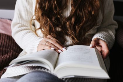 In foto una donna che legge un libro, protagonista del Consiglio direttivo di Terziario Donna – il Gruppo di Confcommercio che aderisce all’iniziativa Patto regionale per la lettura