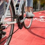 Regione Lombardia rafforza la rete della mobilità dolce sul territorio grazie allo stanziamento di circa 630.000 euro nelle province di Bergamo, Milano, Monza e della Brianza e Varese. In foto una bici che percorre una pista ciclabile