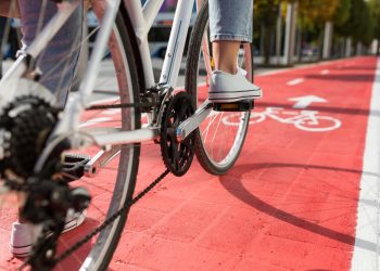 Regione Lombardia rafforza la rete della mobilità dolce sul territorio grazie allo stanziamento di circa 630.000 euro nelle province di Bergamo, Milano, Monza e della Brianza e Varese. In foto una bici che percorre una pista ciclabile