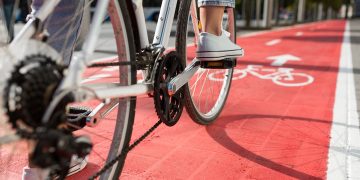 Regione Lombardia rafforza la rete della mobilità dolce sul territorio grazie allo stanziamento di circa 630.000 euro nelle province di Bergamo, Milano, Monza e della Brianza e Varese. In foto una bici che percorre una pista ciclabile