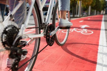 Regione Lombardia rafforza la rete della mobilità dolce sul territorio grazie allo stanziamento di circa 630.000 euro nelle province di Bergamo, Milano, Monza e della Brianza e Varese. In foto una bici che percorre una pista ciclabile