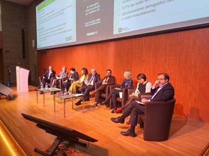 L'assessore regionale Paolo Franco durante il suo intervento alla fiera edile di Bergamo. L'assessore si trova seduto su una poltrona tra altri interlocutori