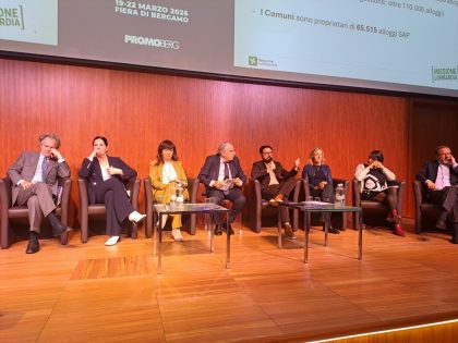 L'assessore regionale Paolo Franco durante il suo intervento alla fiera edile di Bergamo. L'assessore si trova seduto su una poltrona tra altri interlocutori