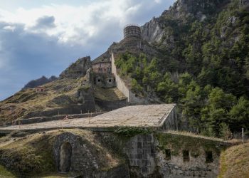 In foto la Rocca d’Anfo, nel bresciano, protagonista della prima tappa del tour Autentica, promosso da Regione Lombardia, per valorizzare le Aree Interne