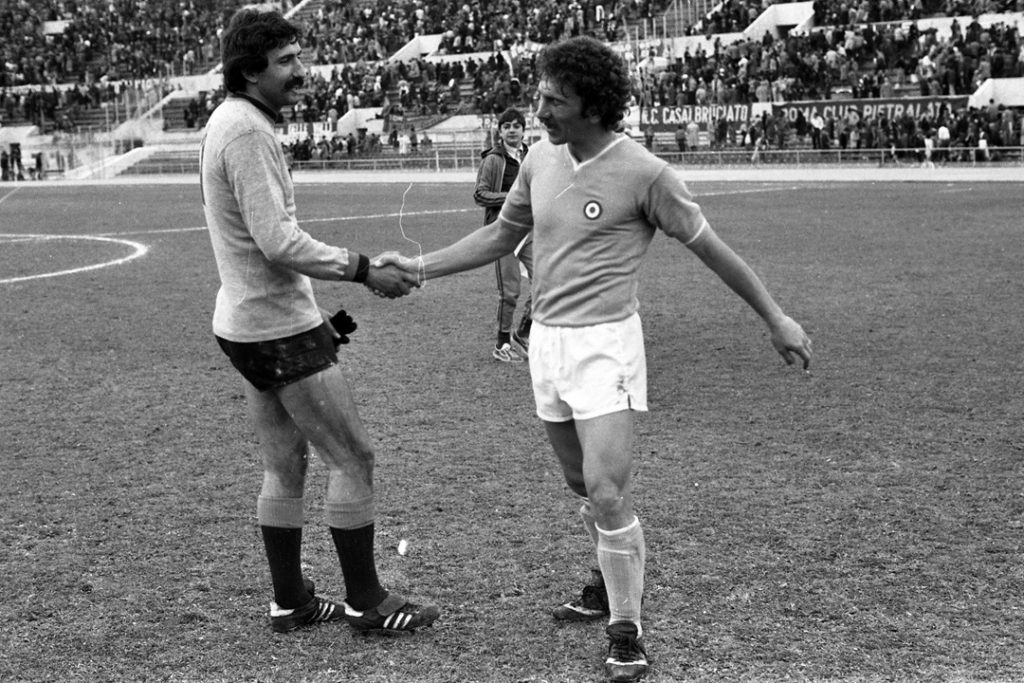 Beppe Savoldi, a destra nella foto Ansa con la maglia del Napoli, cordoglio del presidente della Lombardia Attilio Fontana per la sua morte