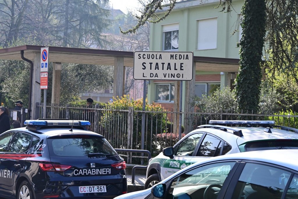 In foto la scuola di Trescore Balneario, in provincia di Bergamo, luogo dell’aggressione all’insegnante (foto Ansa)