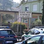 In foto la scuola di Trescore Balneario, in provincia di Bergamo, luogo dell’aggressione all’insegnante