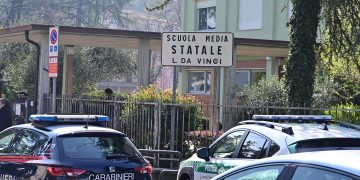 In foto la scuola di Trescore Balneario, in provincia di Bergamo, luogo dell’aggressione all’insegnante (foto Ansa)