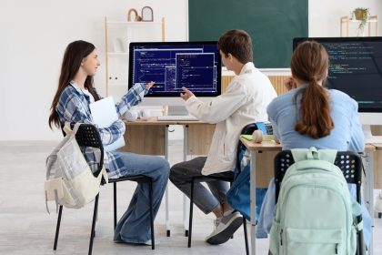 Al via la procedura per presentare domanda di Dote Scuola – componente Materiale Didattico e per le Borse di Studio statali. In questa foto, studenti in aula