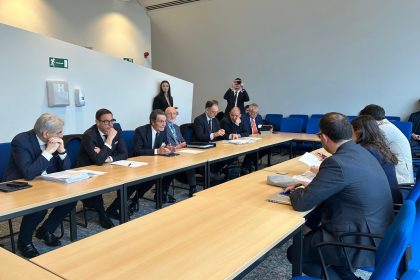 In foto i rappresentanti istituzionali di Regione Lombardia, tra cui il presidente Attilio Fontana, al tavolo a Bruxelles (Belgio) durante l’incontro con la vicepresidente del Parlamento Europeo Antonella Sberna