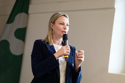 L’assessore regionale all’Istruzione, Formazione e Lavoro, Simona Tironi, interviene durante la tappa del tour Area Interna durante la presentazione della strategia dedicata alla Valsabbia Alto Garda