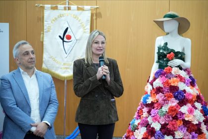 L'assessore all'Istruzione, Formazione e Lavoro Simona Tironi interviene all'inaugurazione a Palazzo Lombardia della ‘Dama dei Fiori’, una figura scenografica dalle sembianze femminili, a grandezza naturale, vestita interamente con 750 fiori di carta crespa realizzati a mano, simbolo della candidatura Unesco della Festa di Santa Croce (Monte Isola)
