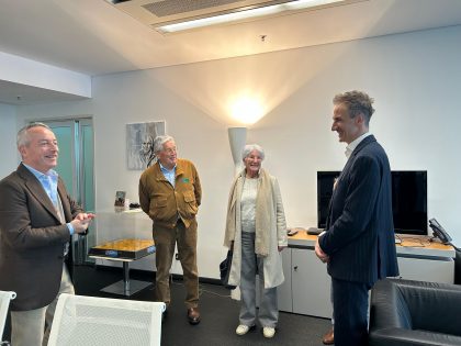 assessore fermi con proprietari dell'edicola del nando che ha compiuto 115 anni di attività 