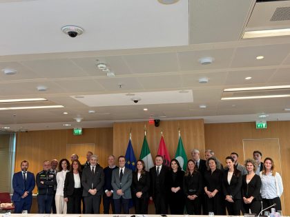 Il progetto PRISMA di cooperazione tra la Lombardia e l'Albania punta a una maggiore sicurezza per il parto, cure migliori per i neonati e una rete di emergenza più efficiente. In foto la conferenza stampa del progetto