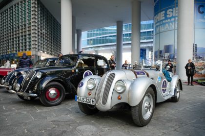 Auto d'epoca che parteciperanno alla storica Milano Sanremo in Piazza Lombardia