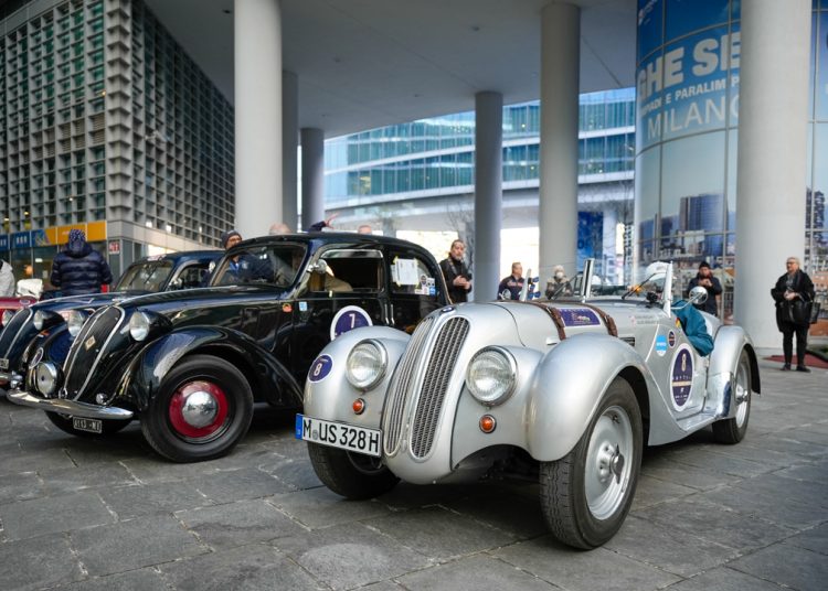 Auto d'epoca che parteciperanno alla storica Milano Sanremo in Piazza Lombardia
