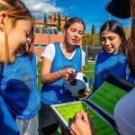 Squadra femminile di calcio dilettanti con allenatore