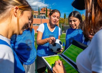 Squadra femminile di calcio dilettanti con allenatore