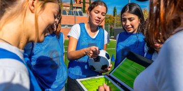 Squadra femminile di calcio dilettanti con allenatore