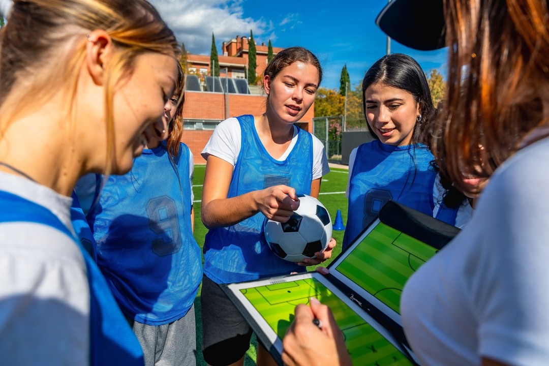Squadra femminile di calcio dilettanti con allenatore