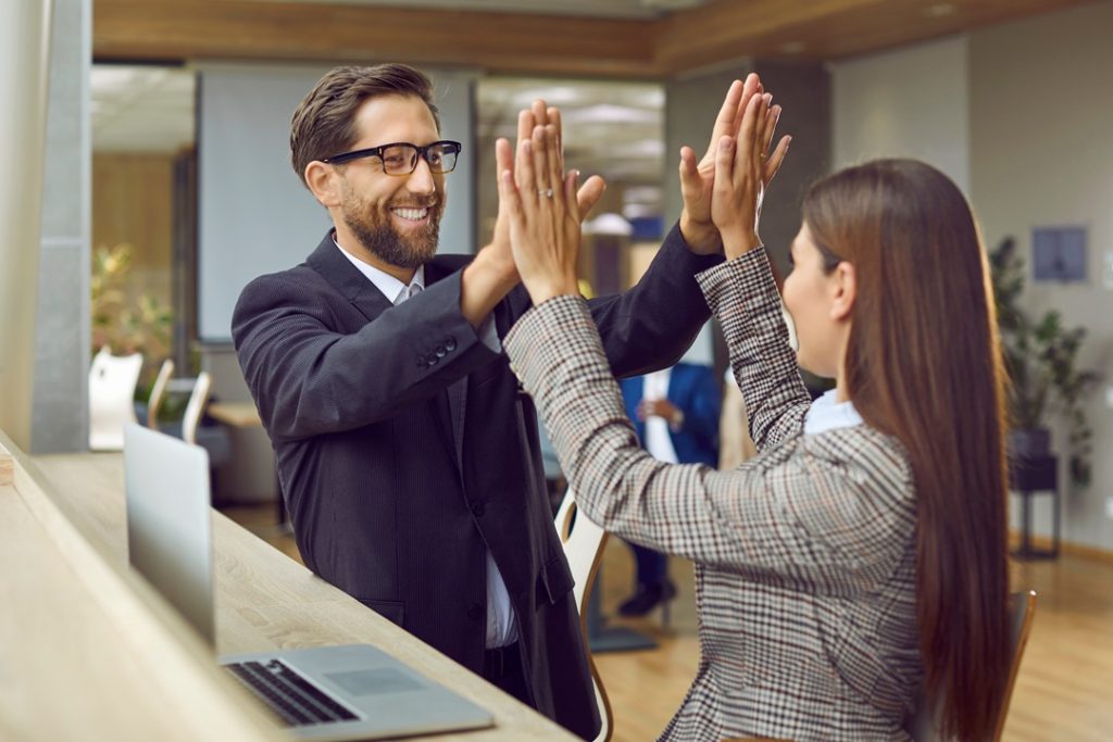 immagine di persone che si danno il 5 per dare idea di misure per contrastare inattivi in Lombardia e favorire occupazione