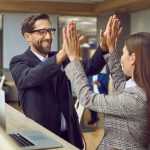 immagine di persone che si danno il 5 per dare idea di misure per contrastare inattivi in Lombardia e favorire occupazione