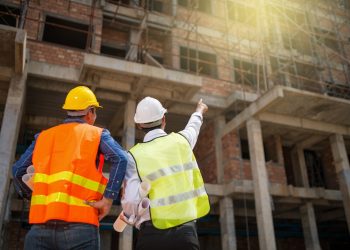 immagine di ingegneri in cantiere per dare idea del settore costruzioni demolizioni al centro bando ricircolo di cui sono stati finanziati 15 progetti