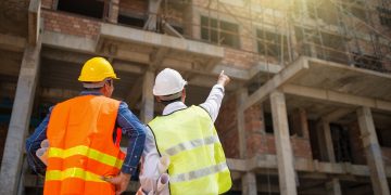 immagine di ingegneri in cantiere per dare idea del settore costruzioni demolizioni al centro bando ricircolo di cui sono stati finanziati 15 progetti