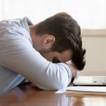 immagine di persona scoraggiata davanti a pc per dare idea di misure di inattivi in Lombardia per occupazione