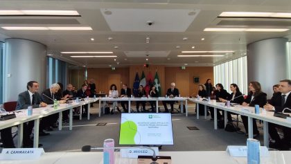 Il progetto PRISMA di cooperazione tra la Lombardia e l'Albania punta a una maggiore sicurezza per il parto, cure migliori per i neonati e una rete di emergenza più efficiente. In foto, la conferenza stampa del progetto