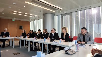 Il progetto PRISMA di cooperazione tra la Lombardia e l'Albania punta a una maggiore sicurezza per il parto, cure migliori per i neonati e una rete di emergenza più efficiente. In foto, la conferenza stampa del progetto