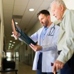 immagini di un medico a lavoro per dare l'idea della sanità lombarda di cui assessore Bertolaso ha detto che bilancio è in equilibrio