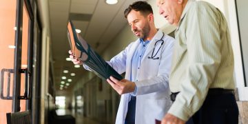 immagini di un medico a lavoro per dare l'idea della sanità lombarda di cui assessore Bertolaso ha detto che bilancio è in equilibrio