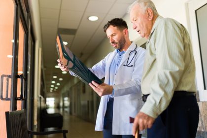 immagini di un medico a lavoro per dare l'idea della sanità lombarda di cui assessore Bertolaso ha detto che bilancio è in equilibrio