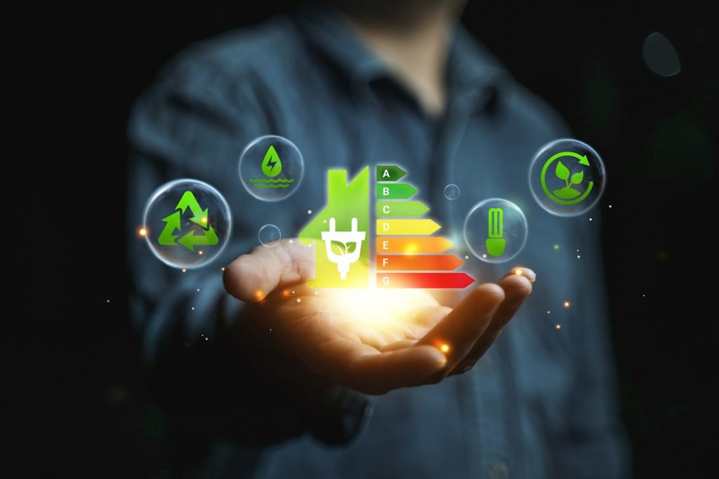 La foto rappresenta una mano con diverse grafiche relative all'efficientamento energetico. Immagine utilizzata per articolo della pubblicazione della graduatoria bando SEED PA Lombardia