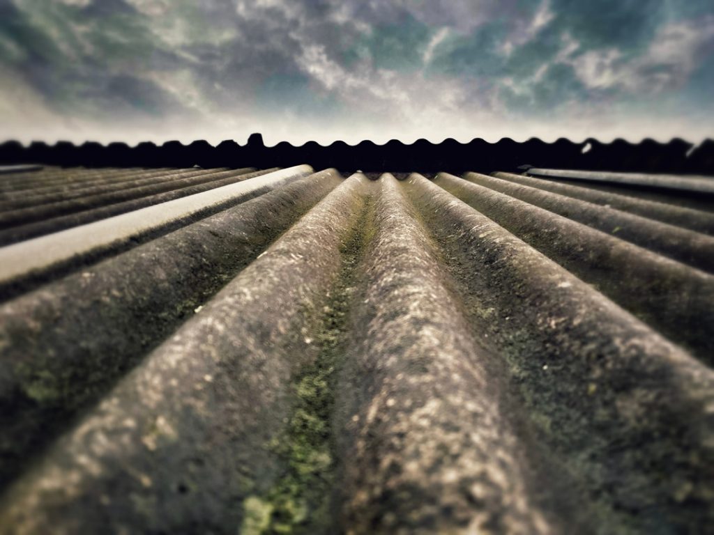 Tetto di amianto, foto utilizzata per articolo sui nuovi fondi di Regione per rimozione amianto degli edifici Aler