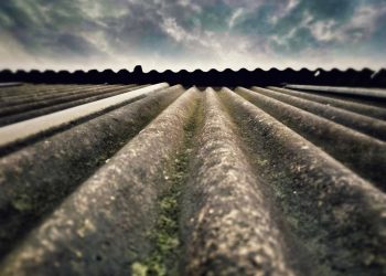 Tetto di amianto, foto utilizzata per articolo sui nuovi fondi di Regione per rimozione amianto degli edifici Aler