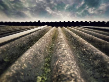 Tetto di amianto, foto utilizzata per articolo sui nuovi fondi di Regione per rimozione amianto degli edifici Aler