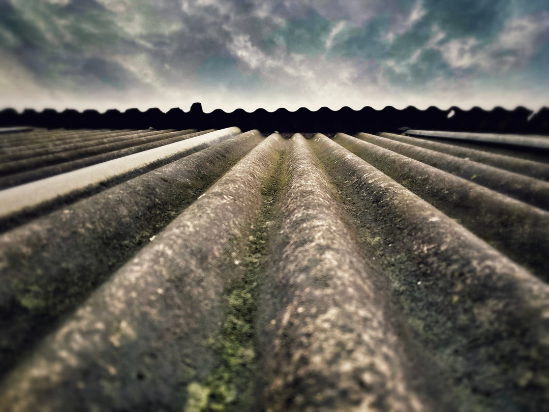 Tetto di amianto, foto utilizzata per articolo sui nuovi fondi di Regione per rimozione amianto degli edifici Aler