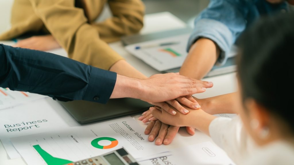 Gruppo intorno ad un tavolo, lavoro di squadra per una startup. Foto utilizzata per l'articolo ‘Champions League’ delle idee