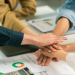 Gruppo intorno ad un tavolo, lavoro di squadra per una startup. Foto utilizzata per l'articolo ‘Champions League’ delle idee