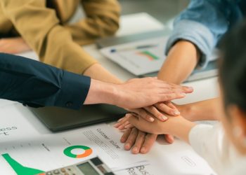 Gruppo intorno ad un tavolo, lavoro di squadra per una startup. Foto utilizzata per l'articolo ‘Champions League’ delle idee