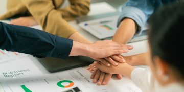 Gruppo intorno ad un tavolo, lavoro di squadra per una startup. Foto utilizzata per l'articolo ‘Champions League’ delle idee