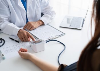 Controllo pressione, foto utilizzata in occasione della presentazione degli 'Stati generali sull'economia della salute'