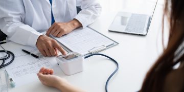 Controllo pressione, foto utilizzata in occasione della presentazione degli 'Stati generali sull'economia della salute'