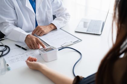 Controllo pressione, foto utilizzata in occasione della presentazione degli 'Stati generali sull'economia della salute'